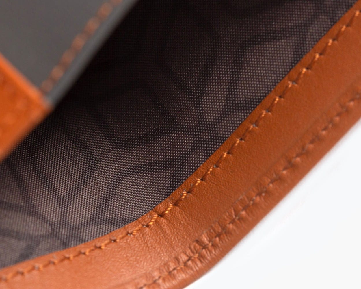 LEATHER BIFOLD WALLET - THE ESSENTIAL COLLECTION Cognac - Snakehive UK